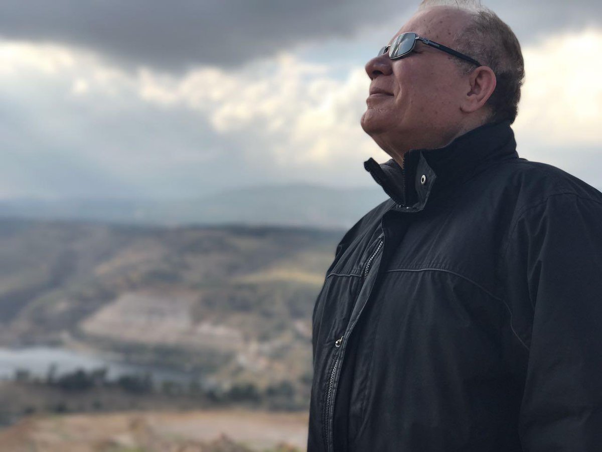 نقف اليوم عند الذكرى الرابعة لالتحاق والدي #نبيل_الشريف بالرفيق الأعلى، رحمه الله.

غراسه الطيبة لا زالت تنبت في أولاده وأحفاده وكل من عرفه كاتبا، ومعلما، ورئيسا للتحرير، وسفيرا ، ووزيرا، وعينا، ودبلوماسيا،  سلاحه القلم والكلمة الموزونة والغيرة على وطنه وأمته.

الفاتحة 🤲🌱