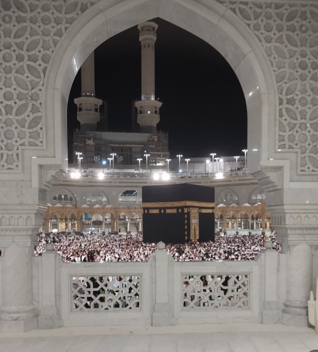 …
Bir ateş yakacaksa beni kalbimden,
Senin aşkının ateşi yaksın,
Senden gayrı başka bir aşkla kül olursa kalbim,
Bu kalbi istemem, ateşi istemem, koru istemem.
…
Seni göremediğim vahalar bedevilerin olsun,
Ben senin çölünü isterim, suyu istemem. 
…

Fatih Sultan Mehmet