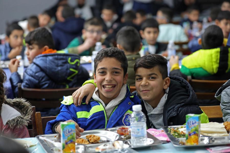 أيتام يتناولون الإفطار في مسجد بالعاصمة اللبنانية #بيروت، في 5 مارس 2025.