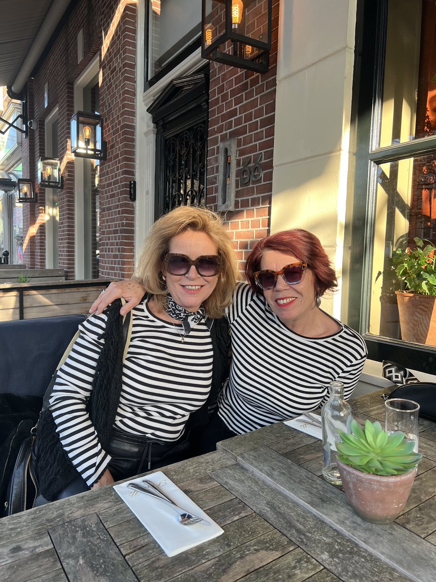 Als je met elkaar afspreekt voor een borrel en je blijkt een gelijke outfit te dragen 🤣: Peppie en Kokkie