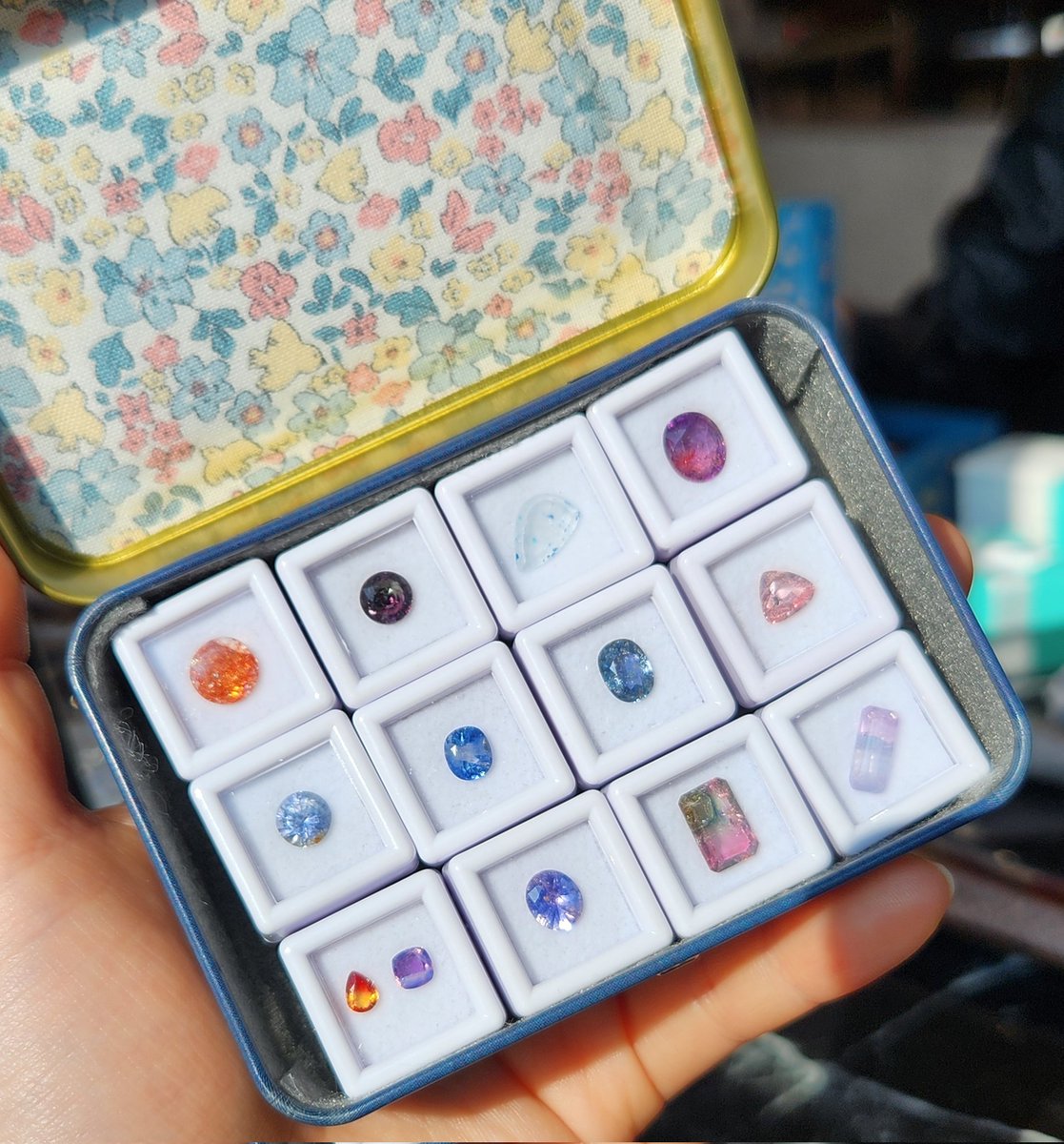 메이드 바이 키샤 틴케이스에
내포물 돌 시리즈를 담아 보았다
어제 도파민 과다로 사진이 흔들려 아쉬움