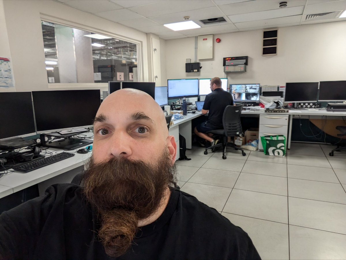 ayyyitspete's tweet image. I was lazy today and man bunned it because I&apos;m in a data centre today.. #girlsintech 💅