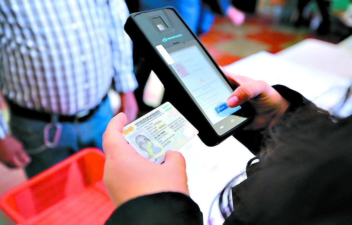 Hemos acordado, en el Pleno del <a href="/CneHonduras/">CNE_HONDURAS</a> y por MAYORÍA de votos, que los resultados de las actas de las JRV que no hayan utilizado el dispositivo biométrico, NO SERÁN SUMADOS a los resultados preliminares. 

Estas actas serán compartidas con los Partidos Políticos al mismo