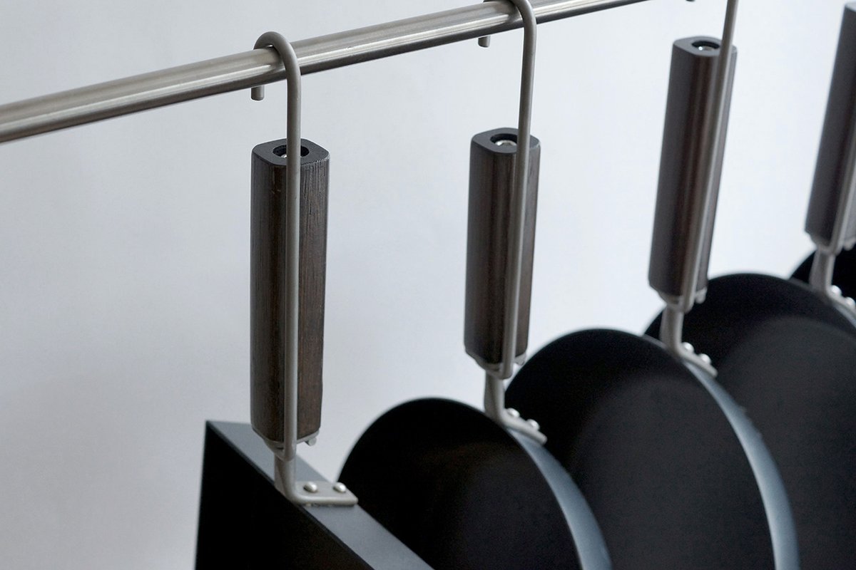 「フライパンをかけたい」というお声にお応えして、ハンドルの改良ではなく、専用のフックをご用意しました。すでにお使いいただいている皆さまにも、ぜひご活用いただければと思います。