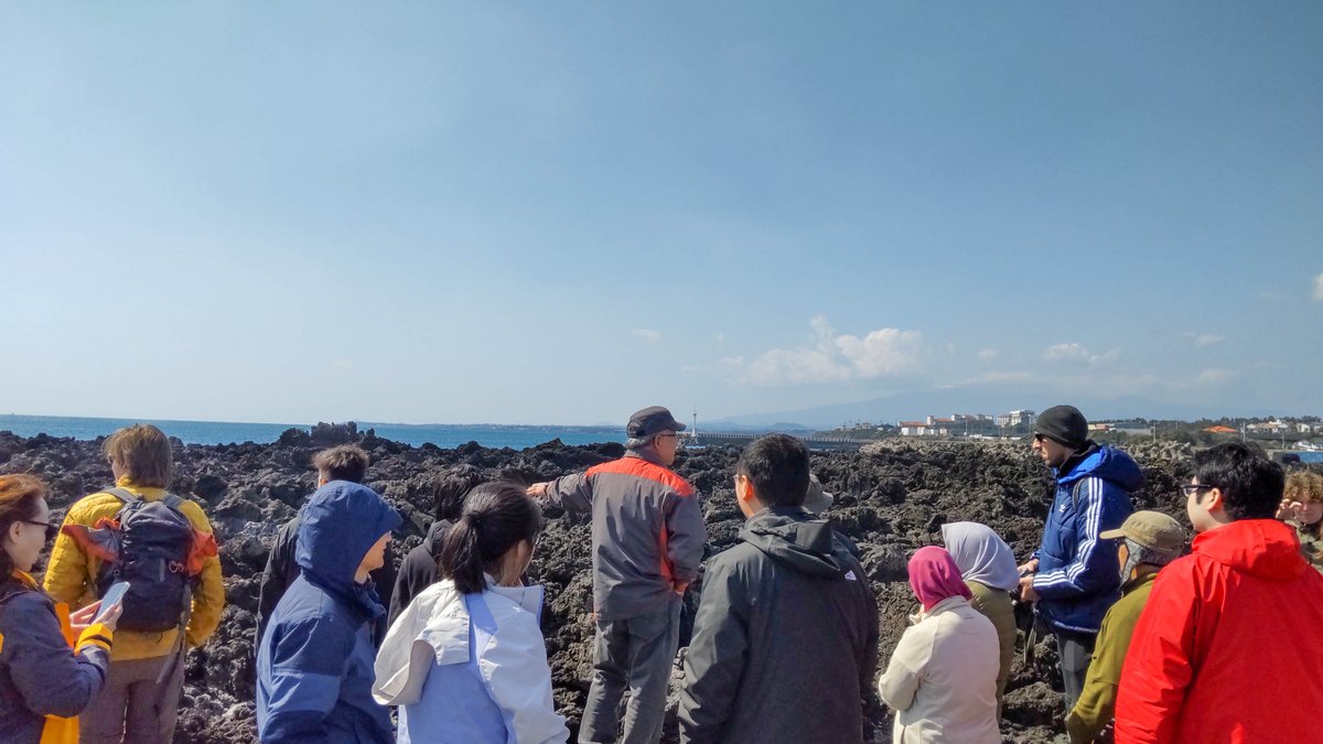 NIED_en's tweet image. From Mar. 4 to 6, young #volcanologists attending #ACV-FC7🌋 participated in a field trip in Jeju, 🇰🇷. They conducted field surveys on #volcanology at several sites, incl. Seongsan Ilchulbong Tuff Cone, one of Jeju's World Natural Heritage sites⛰️

#volcanoes
#volcanicdisaster
