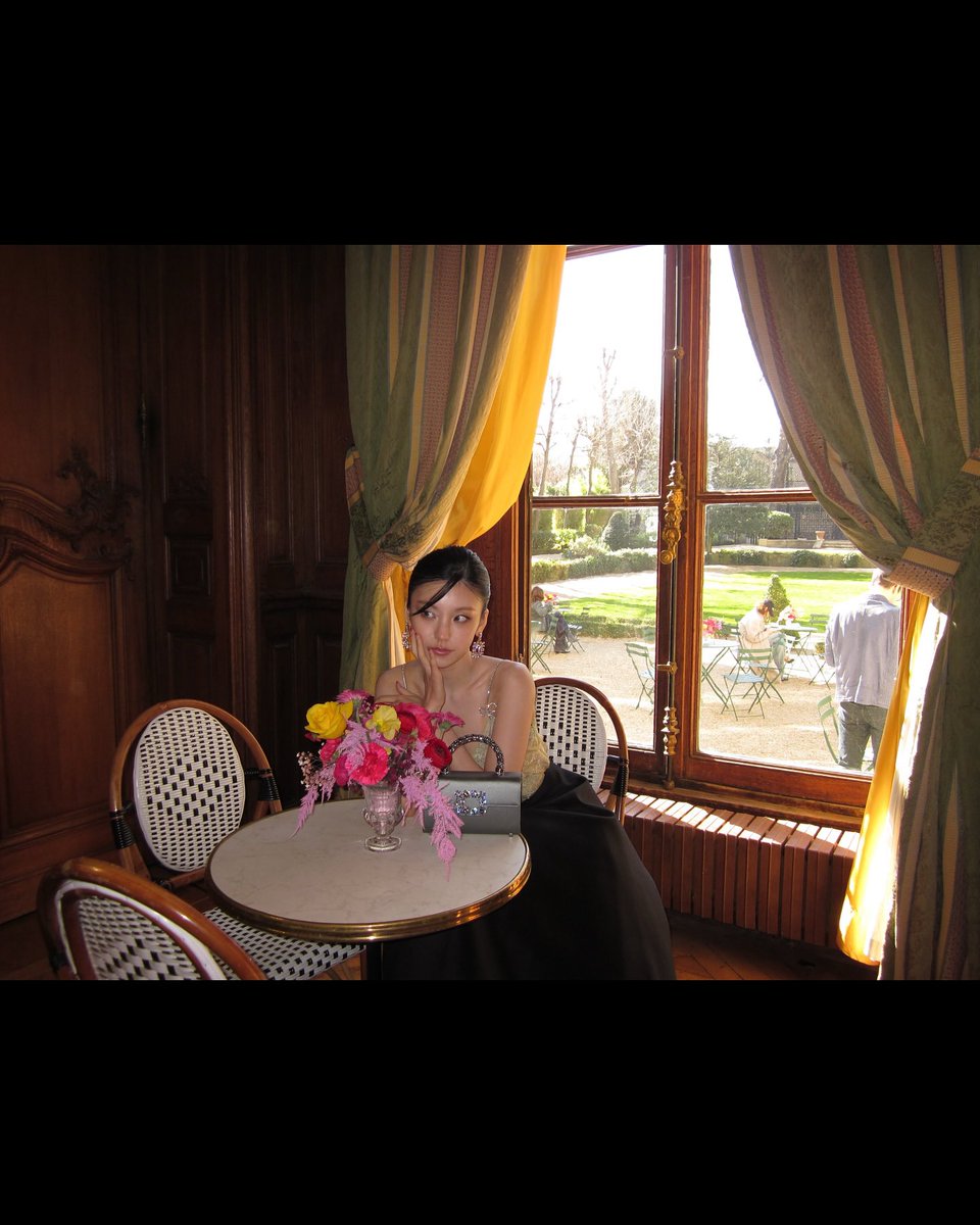 옞스타🖤

Roger Vivier🌹