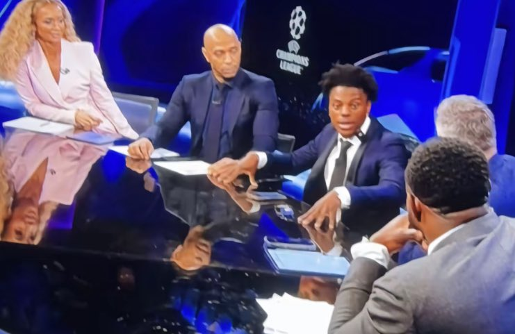 Speed has no reason to be putting both hands on the table like this 😭