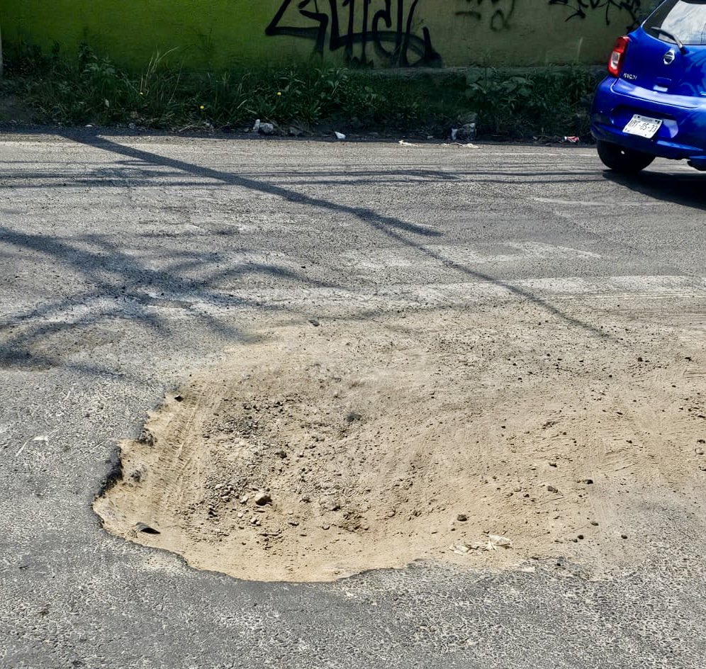 TetelpanUnido2's tweet photo. Socavón en cruce de mucho tránsito: Av de las Torres esquina con Roberto Ríos Elizondo (Mimosa). 

Es paso a Lomas del Potrero, puentes del Poeta, Aguilas  … está creciendo! 🚸🚧🚚🚛🚍🚗@AlcaldiaAO @LopezCasarinJ @ConsueloPATIO12 @EnlaceTAguilas @vecinosdesierto @AguilasUnidos https://t.co/1JExIX9ufl