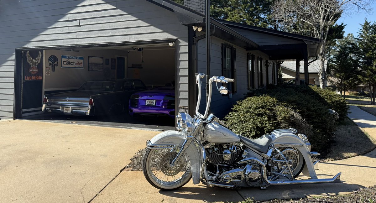 rmiley01's tweet image. Toys for Sale. 

-Bagged Turbo LS Swapped Lincoln Continental
-V-10 Audi R8 Spyder
-Harley Davidson Custom Softail