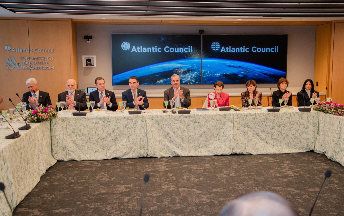 PresidenciaRD's tweet photo. El presidente @LuisAbinader sostuvo un almuerzo con miembros del Atlantic Council y líderes empresariales, demostrando el compromiso de la República Dominicana con la transparencia, el desarrollo sostenible y la atracción de inversiones. https://t.co/KsImR1fi0u