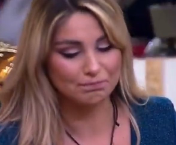 È un mese che vomita cattiverie su tutte e ora piange per uno “sgallettata” #grandefratello