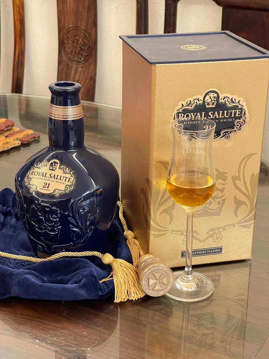 Royal Salute 21 Guns
I don't like any bottle without a visible bottle line. The packaging is high-end, especially the velvet bag. It smells light and tastes watery. It's just a creamy fruity aroma with a little smoky aftertaste.
#whisky #liquor #LiquorLottery #Washington #share