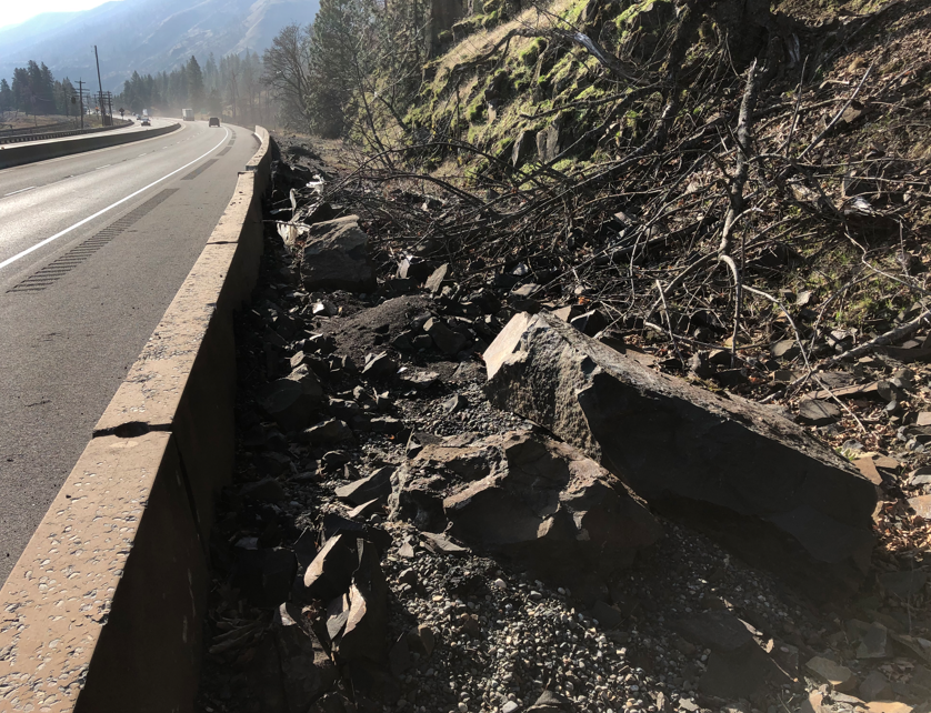 OregonDOT's tweet photo. Rockfall cleanup at Rowena Bluffs on I-84 eastbound may cause delays next week, Mar. 10-13. Expect traffic reduced to one lane while crews remove large rocks that fell during the January storms east of #Mosier.
Traffic impacts and details: https://t.co/HtjCtln1bX https://t.co/VkAy0uUrCZ