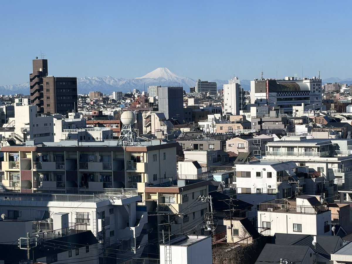 今日も会社から見る富士山は🗻綺麗です🤩
今週もあと1日頑張ろう‼️

#富士山