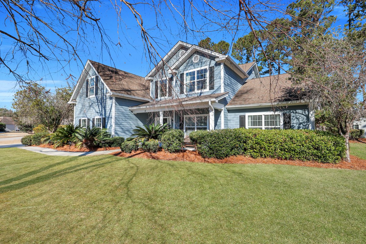 TheCobbGroup's tweet photo. 💸724k for 5 Junction Way - NEW PRICE! - https://t.co/SrHOduDV4a 🚨**HOT LISTING ALERT!**🚨 5 Junction Way is big, bold &amp; ready for YOU! 🏡🔥 4 beds, 3.5 baths, a mega loft, &amp; a ½-acre lot—because size does matter. 😉 DM me before it’s gone! https://t.co/ph4HaaAvId