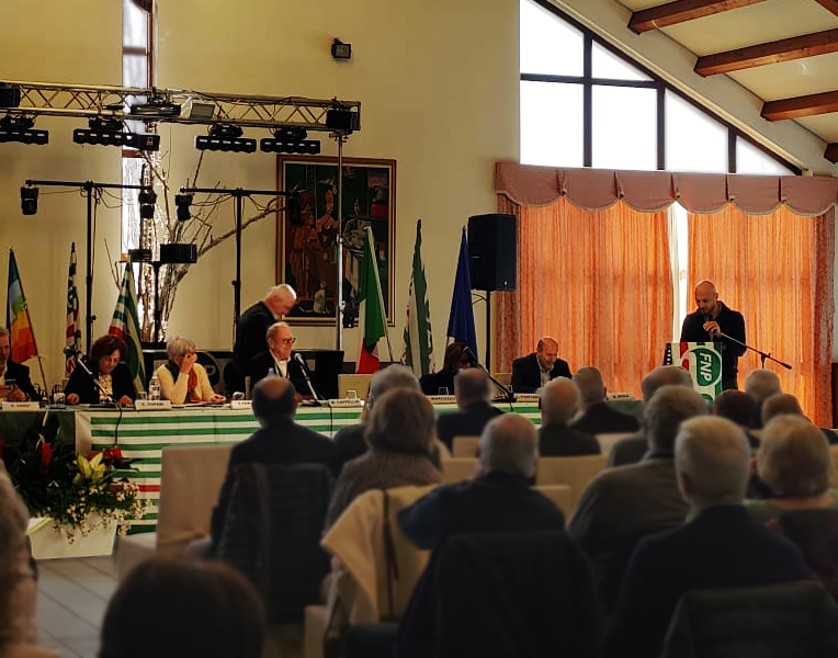 BL_TV_FIMCISL's tweet photo. Congresso al via anche per i Pensionati della Cisl Belluno Treviso.

📢 Al congresso dei pensionati CISL è intervenuto Alessio Lovisotto, segretario della FIM CISL Belluno Treviso, manifestando rispetto e ammirazione a tutti i presenti. Ha sottolineato quanto fosse un onore per lui essere lì, davanti a coloro che rappresentano la storia e la memoria viva del sindacato, i veterani che con le loro mani e il loro sudore hanno gettato le basi per il mondo del lavoro odierno, che noi oggi cerchiamo di difendere, migliorare e rappresentare. 💪

🤝 Ha poi toccato un tema a lui caro: la solidarietà. Ha osservato come, tra i lavoratori, questa virtù sembri scarseggiare. Nelle fabbriche e nei reparti, la competizione, la precarietà e a volte la paura spingono molti a concentrarsi solo sui propri interessi personali. Manca il senso di avere un destino comune, quella consapevolezza che il tuo futuro e il mio sono legati, che la tua lotta è la mia lotta. 🌟

👴 Tuttavia, quando ci si trova tra i pensionati, questa solidarietà la si percepisce chiaramente. La si vede nei loro sguardi, nelle loro storie, nel modo in cui si sostengono a vicenda. I pensionati insegnano che non si tratta solo di contratti o salari, ma di un’idea più grande: fare comunità, stare uniti, non lasciare indietro nessuno. Questa è una lezione preziosa da riportare tra i lavoratori, soprattutto tra le nuove generazioni, perché senza questo spirito il rischio è di perdersi. 💖

📜 Un altro tema centrale del suo intervento è stato quello della memoria. Ha definito la memoria non solo un ricordo, ma un’eredità viva, che appartiene ai veterani della CISL. Ha ricordato come essi abbiano vissuto le battaglie per i diritti, le conquiste sindacali e i sacrifici che oggi permettono di parlare di welfare, pensioni e dignità. Questa memoria deve essere testimoniata e tramandata, perché rappresenta una guida fondamentale per affrontare le difficoltà attuali. 📚

🤝 Guardando i pensionati della CISL, Lovisotto ha espresso un auspicio: tornare a sentirsi parte di un destino comune, unendo lavoratori attivi e pensionati. Ha riconosciuto che i pensionati non sono solo il passato, ma anche il presente e il futuro del sindacato. La loro voce, la loro esperienza e la loro solidarietà sono un faro per chi, come lui, è ancora impegnato nelle lotte quotidiane. 🌟

🙏 Ringraziamo i pensionati per ciò che hanno fatto e per ciò che continuano a fare, promettiamo di portare il loro spirito e le loro lezioni nelle fabbriche, tra i colleghi metalmeccanici. Ribadiamo che solo insieme, con la memoria viva e la solidarietà come bandiera, si potrà costruire un domani degno dei sogni e delle realizzazioni di chi ci ha preceduti. 🌈

#FNPCISL #FIMCISL #Solidarietà #Memoria #Lavoro #Sindacato #Unità #Futuro #Esperienza #Comunità #Diritti