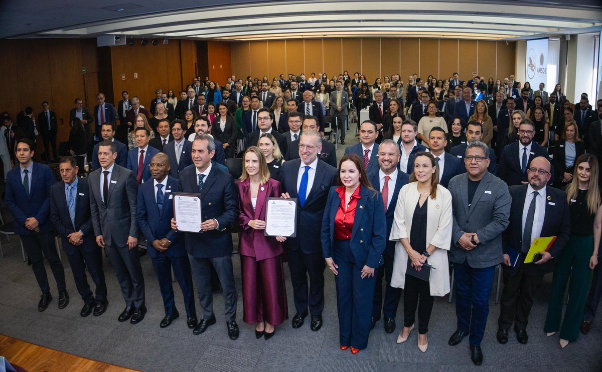 COMUNICADO. "Acuerdo estratégico entre AMAIE y AMSDE, fortalece diplomacia económica de México."

gob.mx/sre/prensa/acu…