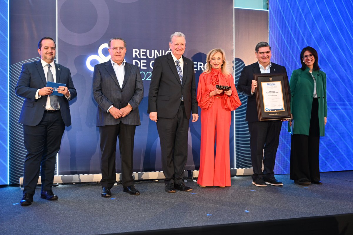 Reconocimos con el Premio a la Trayectoria <a href="/EXATEC/">EXATEC</a> a Blanca Treviño (LSC'81) directora ejecutiva de <a href="/Softtek/">Softtek</a>, quien ha sido clave en la expansión del talento latinoamericano en tecnología, y a Eugenio Clariond (LAE'66 y MA'72) empresario con destacada trayectoria en los sectores