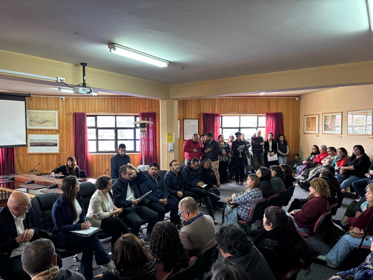 El ministro de Economía, Nicolás Grau, junto a la gerenta general de Sercotec, María José Becerra y a autoridades locales, se reunieron con locatarios del centro de Ancud afectados por el incendio del pasado 22 de febrero y anunciaron el programa de emergencia de Sercotec que