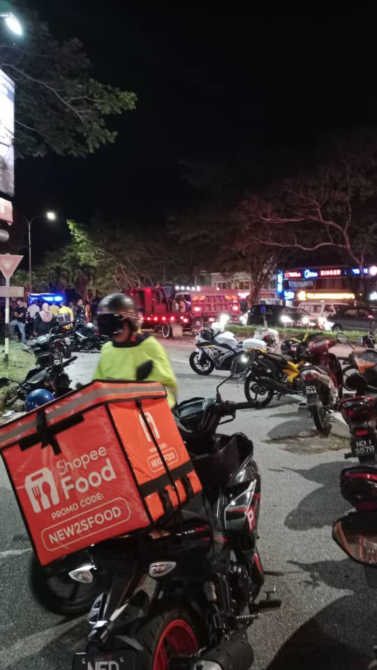 SenawangTV's tweet photo. SENAWANG - Kemalangan ngeri telah berlaku di Persimpangan lampu isyarat Matahari Height, Senawang melibatkan 1m/Kar &amp; M/Sikal.

Dari jauh dah nampak lampu nak bertukar merah tapi tekan jugak. 

Hati-hati semua dijalanraya. https://t.co/nZ3RkDJfCp