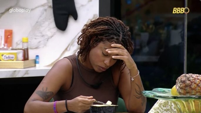 kabiscoiteira's tweet image. Após ser chamada para o VIP e chutada por Vitória Strada, Thamiris janta sozinha #BBB25.