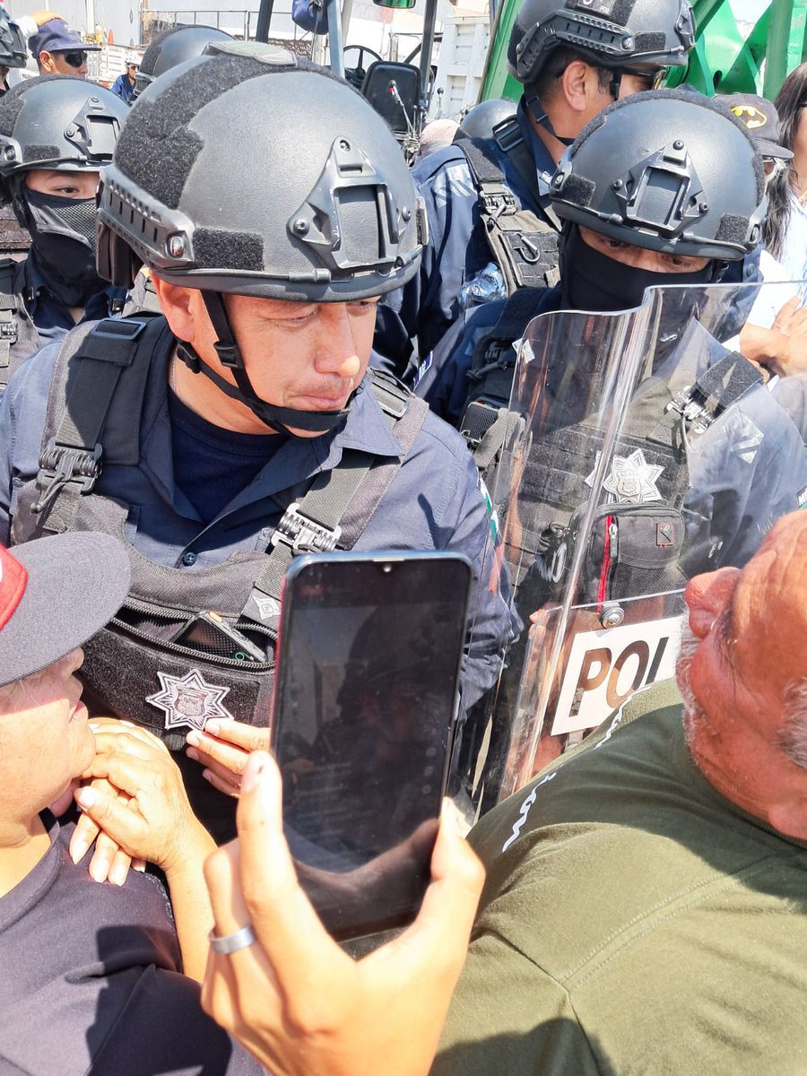 NotUltiMomento's tweet photo. #EnEsteMomento Autoridades del @PueblaAyto y la @SSC_Pue se enfrentan a colonos del sur de la ciudad.

Los campos del Complejo el sseminario con más de 50 años con actividafes deportivas pretenden expropiarlo a traves de una presta nombres "TAMAYO". https://t.co/A53Sw4BItc