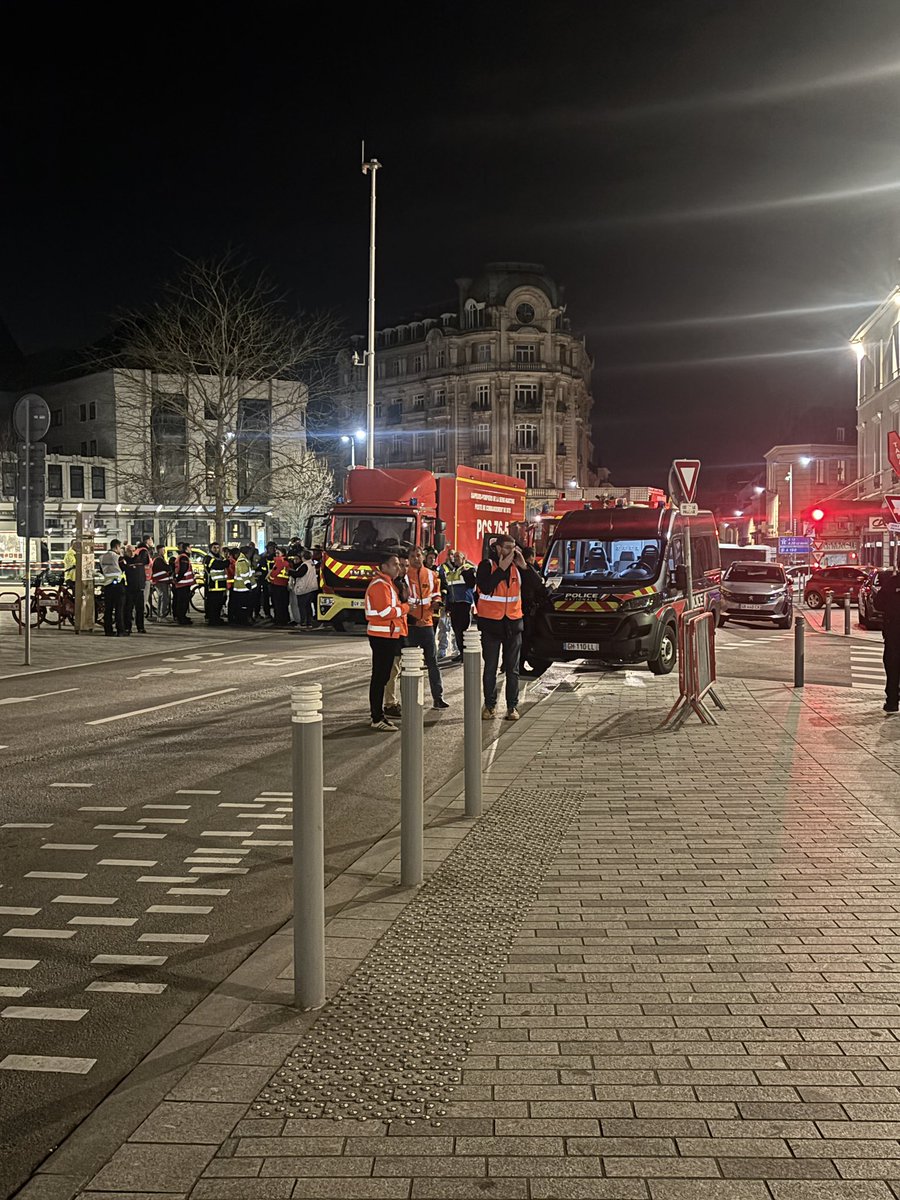 Exercice de sécurité civile - Gare #Rouen

Ce jeudi soir, de nombreux moyens de <a href="/PoliceNat76/">Police nationale 76</a> <a href="/Sdis76/">Sapeurs-pompiers 76</a> <a href="/SAMU76A/">SAMU 76A-CHU De Rouen</a> sont mobilisés à l’intérieur de la gare et sur le parvis pour un exercice simulant une attaque à bord d’un train. 

Il s’agit d’un entraînement et non d’un évènement réel