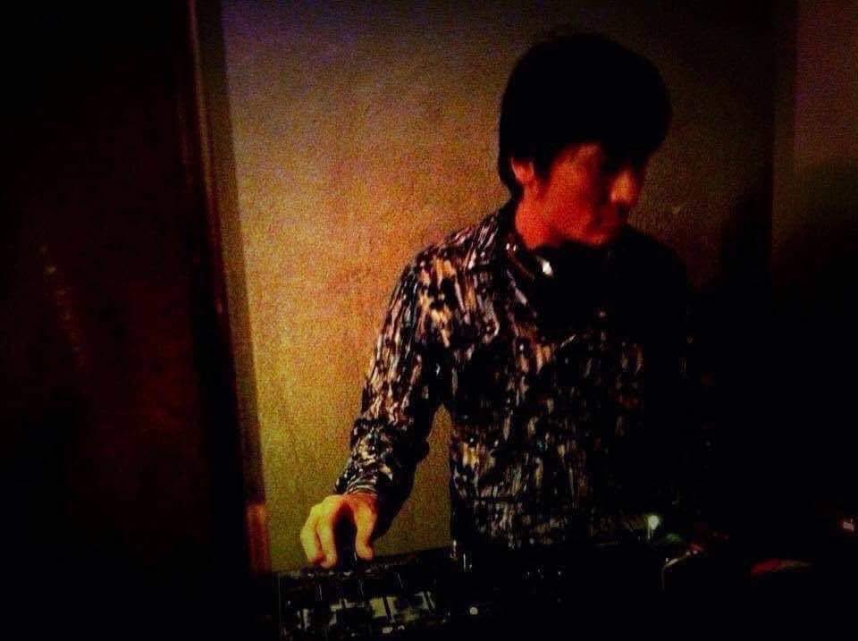 m_Tosimasa's tweet photo. [蟻アント & mocodanon, Kanno Anko]
DUBやベースミュージックに加え、民謡なども取り込んだトラックメイクで耳新しい祭囃子を聞かせる蟻アント。
宇田川町を拠点に活動している歌い手のmocodanon、ソロとしても作曲活動をしているKanno Ankoがボーカルとして参加する。
https://t.co/cqv4FV6Rso
[moppy]
サイケデリック音楽探求の末たどり着いたイスタンブールの地で聞かされた7インチ盤にノックアウトされトルコ音楽に開眼。不定期開催のワールド系パーティSoi48の他、各所アンダーグラウンドなパーティで70年代のアナドルロックから最近のトラップまでサイケ耳でセレクトする。
昨春、くふきのイスタンブールツアーに同行し8年ぶりにイスタンブールの地を踏んだ。

[charmy★calypson]
宮城出身ウチナー経由東京在住。流浪のファニーグルーヴDJ。
世界音楽をこよなく愛し、ファニーなグルーヴで繋いでいくスタイル。
現行のクンビアをメインに、民謡、アジアなど土着的な音楽、ワールドミュージックをプレイする他、歌謡曲をスクリューでプレイするなど、さまざまなジャンルのパーティーでDJしている。
エッジの効いた狂気を孕むサウンドから癒しのサウンドまで。
2013年にMIXチャーミー★カリプソンのクンビアをリリース。日々新たな世界の音との出会いを生き甲斐としている。  
下北沢counterclubにてNEWEST LATINレギュラーで中南米ラテン新譜を紹介。不老組。

[Nourah(ノーラ)]
ベリーダンサー/舞踊家/演出家、
RuhaniBellydanceArts(原宿/表参道)スタジオ・オーナー
2005年よりトルコのバンドBaBaZuLaのメインダンサーとしてツアーに同行し、ヨーロッパを中心に十数カ国、200公演以上に出演。
高い即興性と深くスピリチュアルなスタイルは海外メディアでの評価も高い。

プロのベリーダンサーとしてChicano Batman、Fanfare Ciocarlia、Sugizo、民謡クルセーダーズ、Kufukiなど多くの有名アーティストと共演。

東京湾を航行する近未来型遊覧船でのjicoo Bellydance Cruseやエキゾ盆踊りなどプロデューサー/演出家としても多彩なプロジェクトを企画。
講師としても日本人で初めてトルコのベリーダンスフェスティバルに招聘されるなど高い評価を受けている。
国内では原宿にRuhani Bellydance Artsを開校し、独自のメソッドで一流のステージで通用するダンサーを育て続けている他、ベリーダンスの癒しの力にフォーカスしたレッスンで多くの女性達をエンパワーしている。
コロナ以降はいち早くオンラインレッスンに取り組み、クオリティの高い映像配信で登録会員数700人、再生回数9万回と人気を博している。

Ruhani Bellydance Arts 公式ウェブサイト
https://t.co/1UQe8hUgOy

Nourah 公式YouTube
https://t.co/OUkz06lBPb

[ネグラ(妄想インドカレーと越境庶民料理店)]
2024年、エチオピア（東アフリカ）〜台湾と異国の厨房で料理を経験。
郷土料理を学び、市場で季節感を探して、家に帰って料理。
【即興/越境】を大事にして架空の庶民料理を作ります。
東京高円寺で店舗営業（土日月）/
音楽と個人商店と一緒に『チリチリ酒場』『辣椒辣椒圖書館』全国行脚中/越境味自慢

https://t.co/3HDhLBMBCX