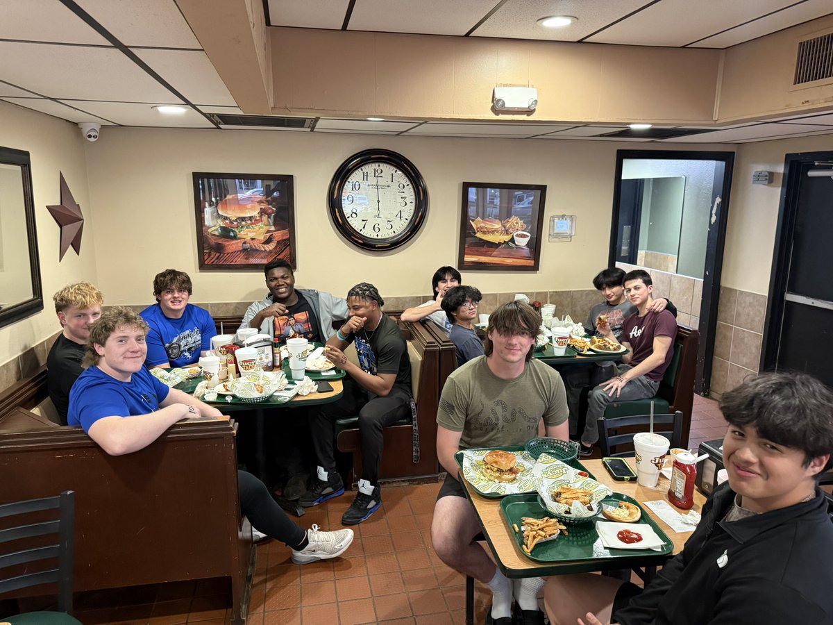 Boys all made weight…now time for some <a href="/JucysHamburgers/">Jucys Hamburgers</a>! 

Can’t wait to watch them #COMPETE for the <a href="/TxHSPWL/">THSPA</a> Region 3 Championship tomorrow!