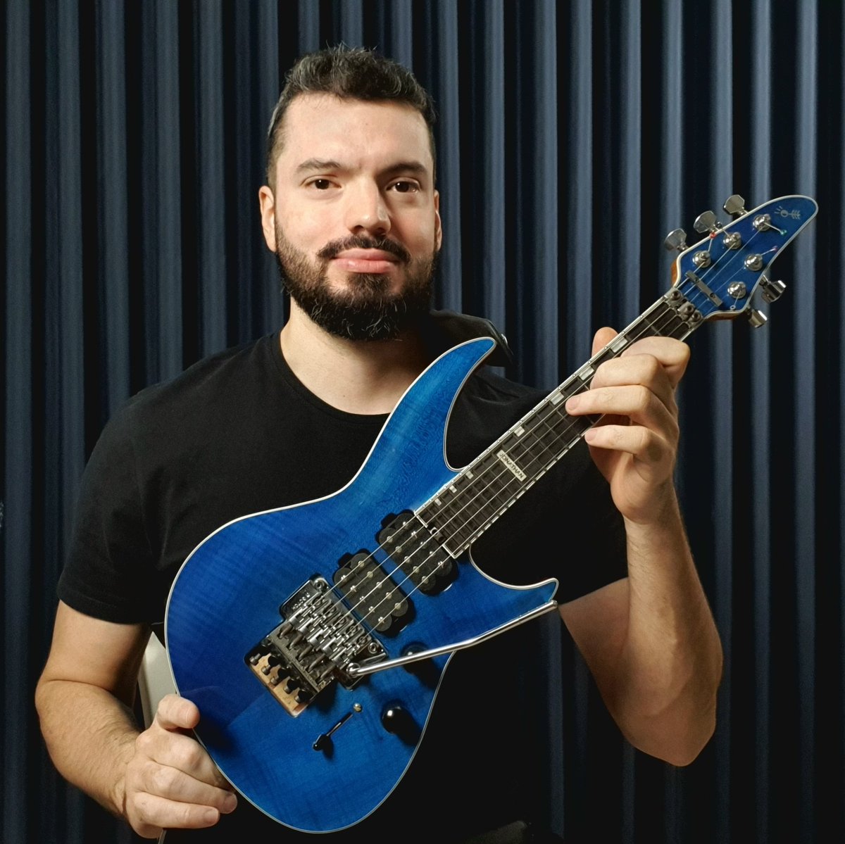 Estou feliz em anunciar que, de agora em diante, eu utilizo a guitarra baiana modelo H3, desenvolvida para as minhas necessidades específicas, em parceria com o grande luthier Yuri Barreto (<a href="/YLuthier/">YuriBarretoLuthier</a>).

#GuitarraBaiana #BandolimElétrico #ElectricMandolin