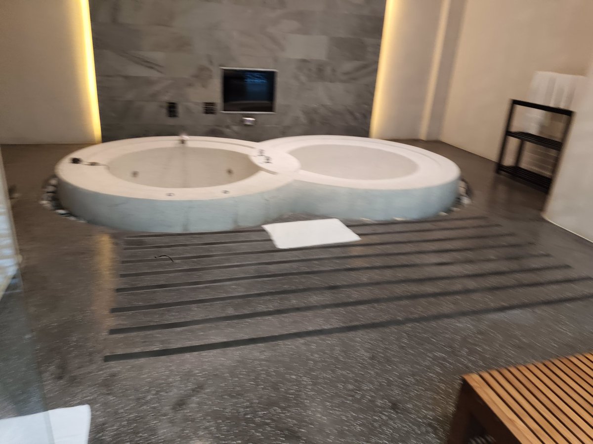 3/5號是我們人生的第一次聯誼，
我們遇到了一對非常優質的一對夫妻，事後柏在回程的車上跟我討論與溝通，覺得我們真的很幸運，第一次體驗給了我們很棒的回憶
對方是一對誠信 尊重