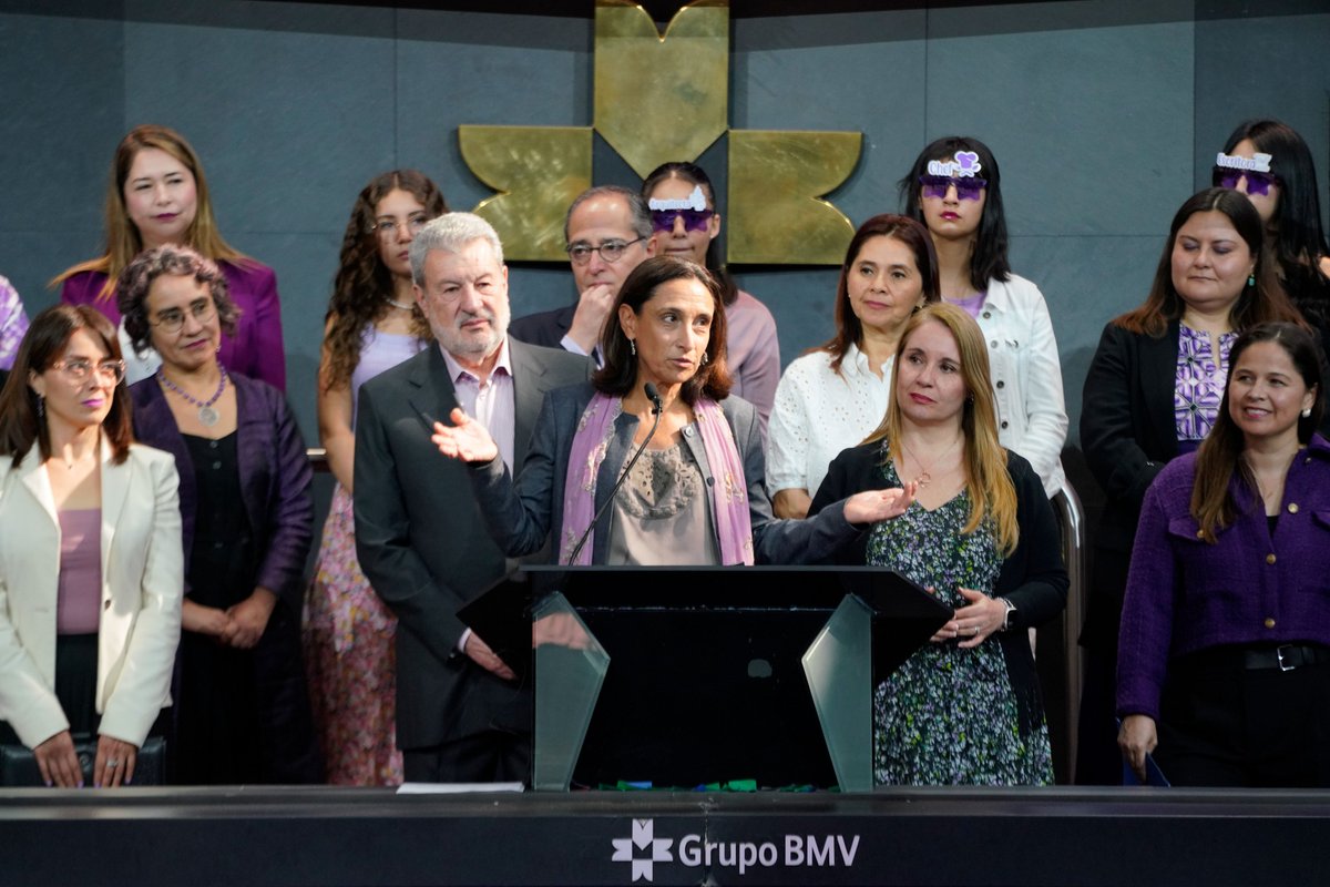 Es importante que alcemos la voz y sigamos abriendo espacios para todas. Participé en el #TimbrazoEnBolsa por el Ring The Bell for Gender Equality de la <a href="/BMVMercados/">Grupo Bolsa Mexicana de Valores</a> en donde reafirmamos que el liderazgo de las mujeres es clave para un futuro más equitativo y próspero.