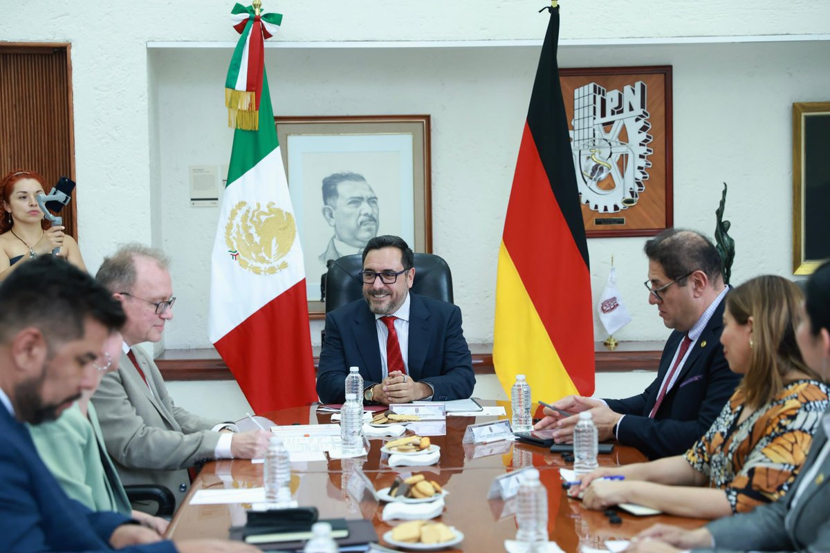 ArturoReyesS_'s tweet photo. Siempre he creído que el @IPN_MX debe seguir el trabajo para reforzar su internacionalización. De ahí que me complace informarles que hoy sostuvimos una muy productiva reunión con el doctor Christoph Hansert, director regional para México, Centroamérica y el Caribe del Servicio Alemán de Intercambio Académico (DAAD, por su nombre en alemán) en México. Junto con la maestra Silvia Stiefermann, encargada de Marketing y directora adjunta de la Oficina del @DAADMexico, analizamos la cooperación educativa con ese país y exploramos nuevas rutas para fortalecer aún más la relación.