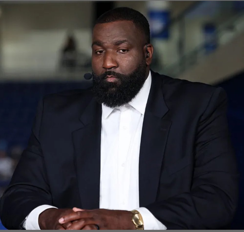 HubieTalksHoops's tweet image. Now if you are the big fella here, you need to keep your composure. You don’t want to pick up a second T at this juncture.