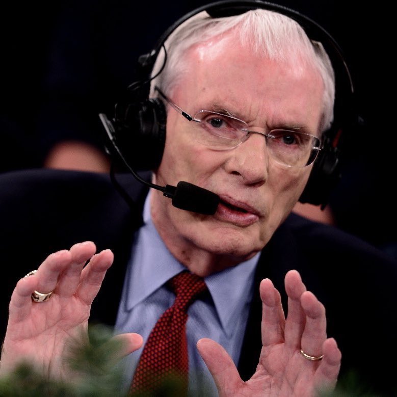 HubieTalksHoops's tweet image. Now if you are the big fella here, you need to keep your composure. You don’t want to pick up a second T at this juncture.