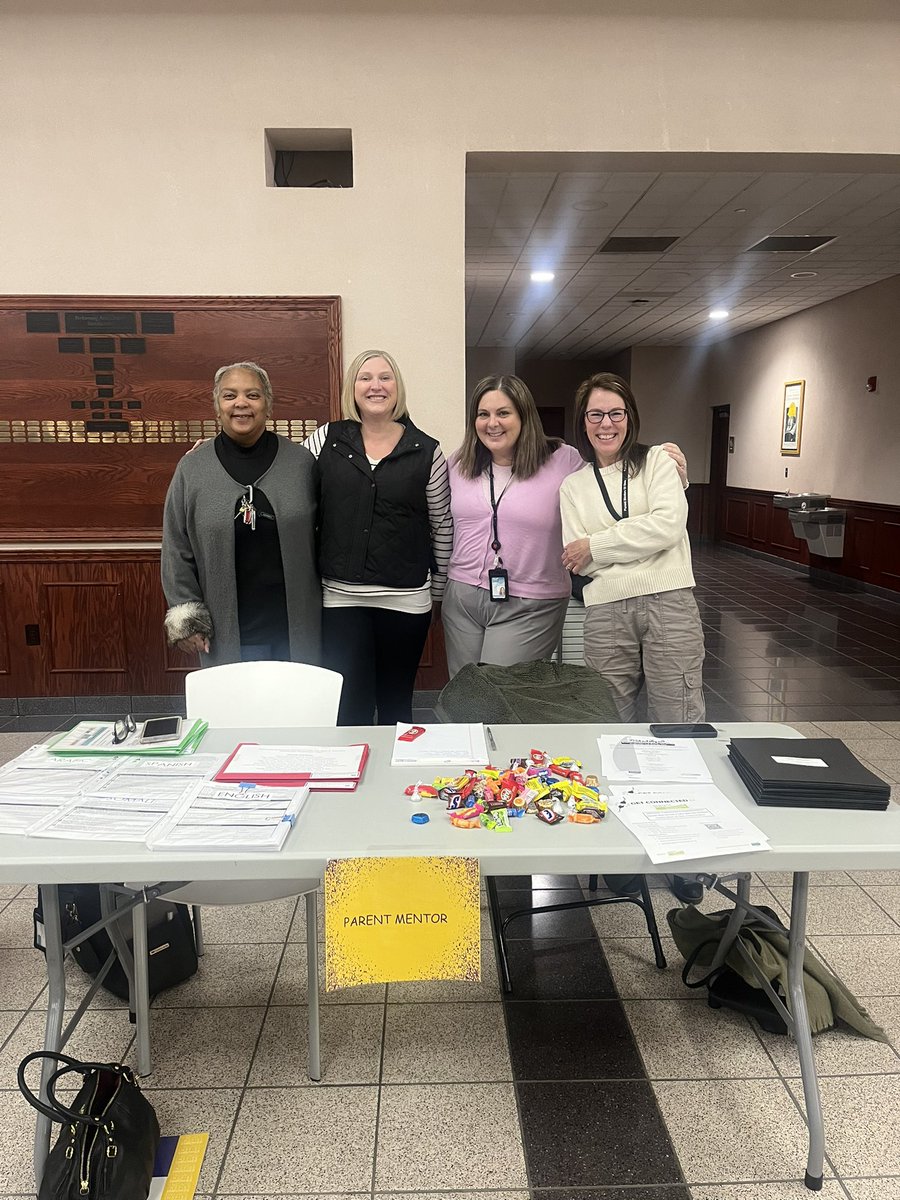 Kindergarten Parent Night was a success!  #pantherpawsprogram #wearemaumee #certifiedtherapydog #MentalHealthMatters