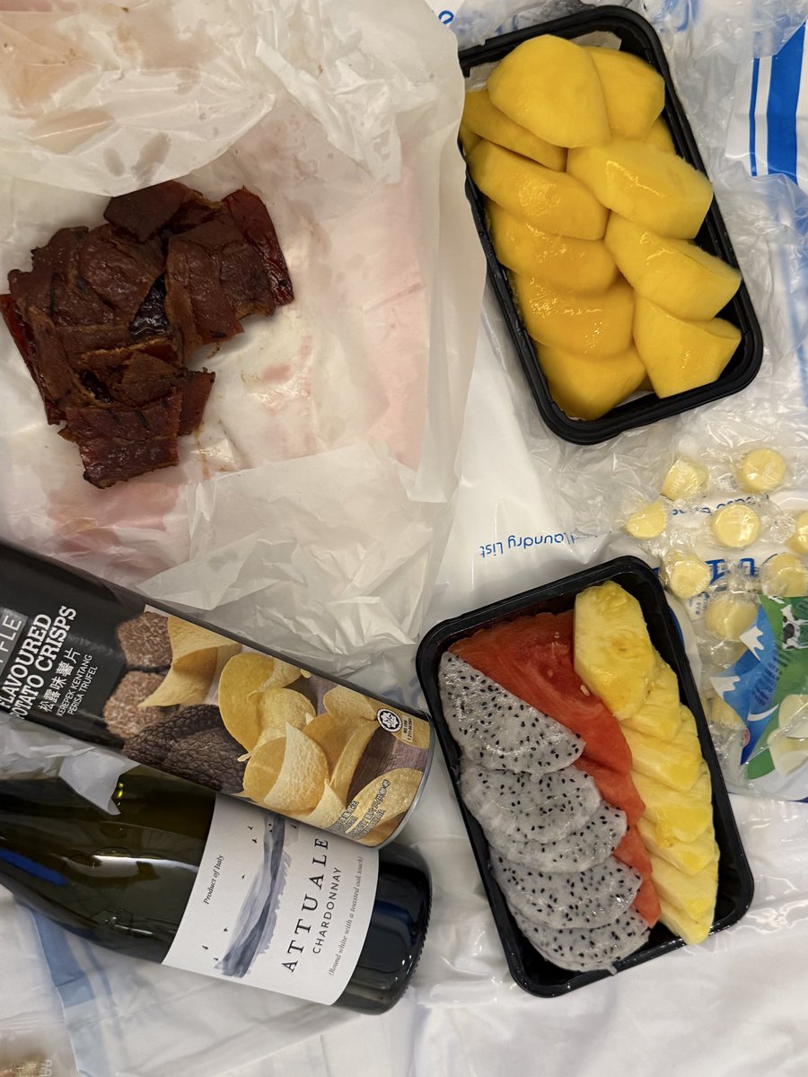 어제 쵸떤여자가 홍콩 갔을때 눈물흘리면서 먹었던 육포 사가지고 가정방문해줌