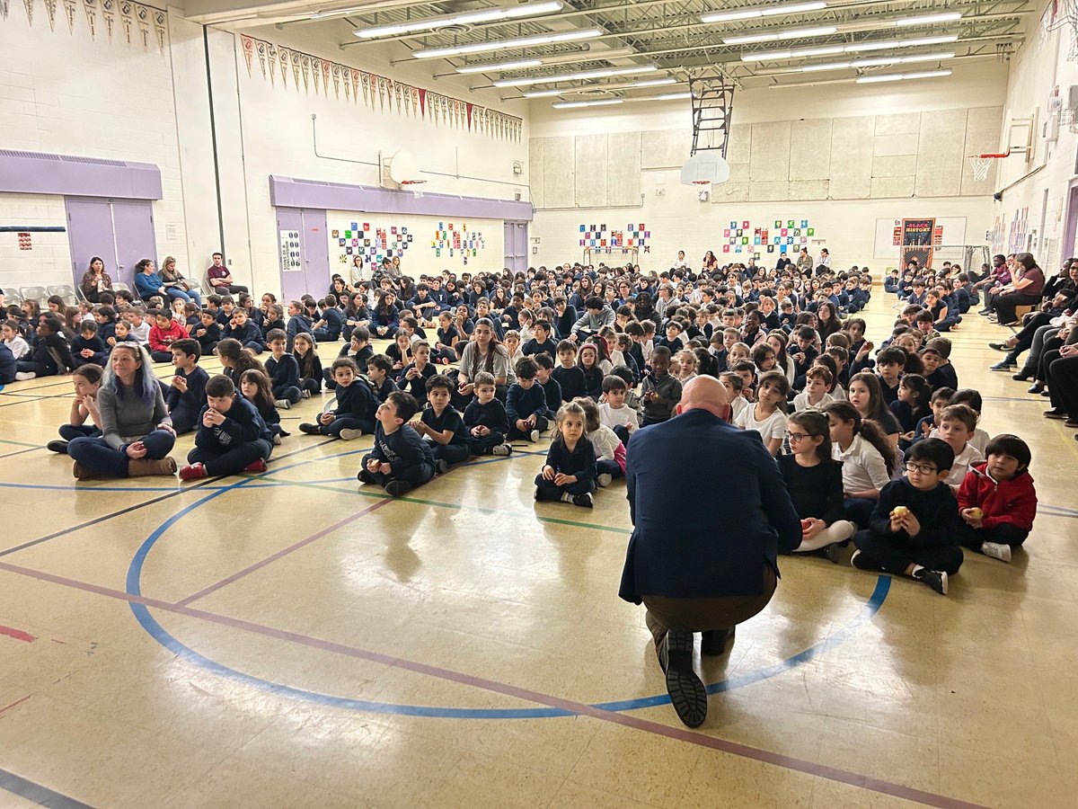 AFLToronto's tweet photo. Today was the #greatbigcrunch 🍎 Thank you to all the schools who participated to show how important healthy foods for youth are and for inviting AFL to be part of it. Special thanks to our Student Nutrition Program Volunteers who work everyday towards our #fightagainsthunger 😇 https://t.co/3u9VYQqo84