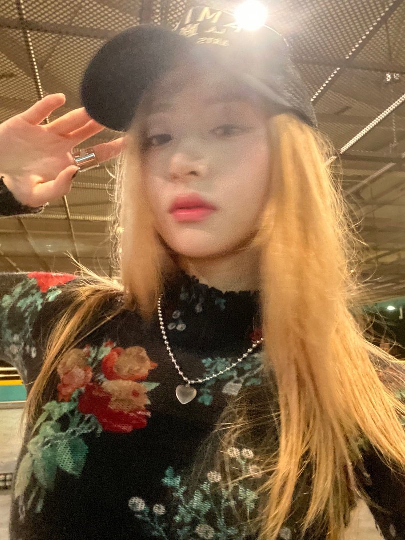 supagirls_core's tweet image. Hoy les hablo desde el #𝕒𝚔𝑟𝚒𖦹d︀ǝ𝔟ᴜ𝑡⁩ porque si pensaron que iba a faltar, well, you totally wrong ! Así me tuviera que escapar de la casita, iba a estar marcando presencia, eso ni lo duden, la #𝚛𝕠𝕔𝑘𝗌t𝕒𝔯交𝐳o𝕟e⁩ me estaba llamando. 🖤

#𝚄𝐬āgi'𝐬 ⋆🚀 ♡ 𝚇𝙾 !