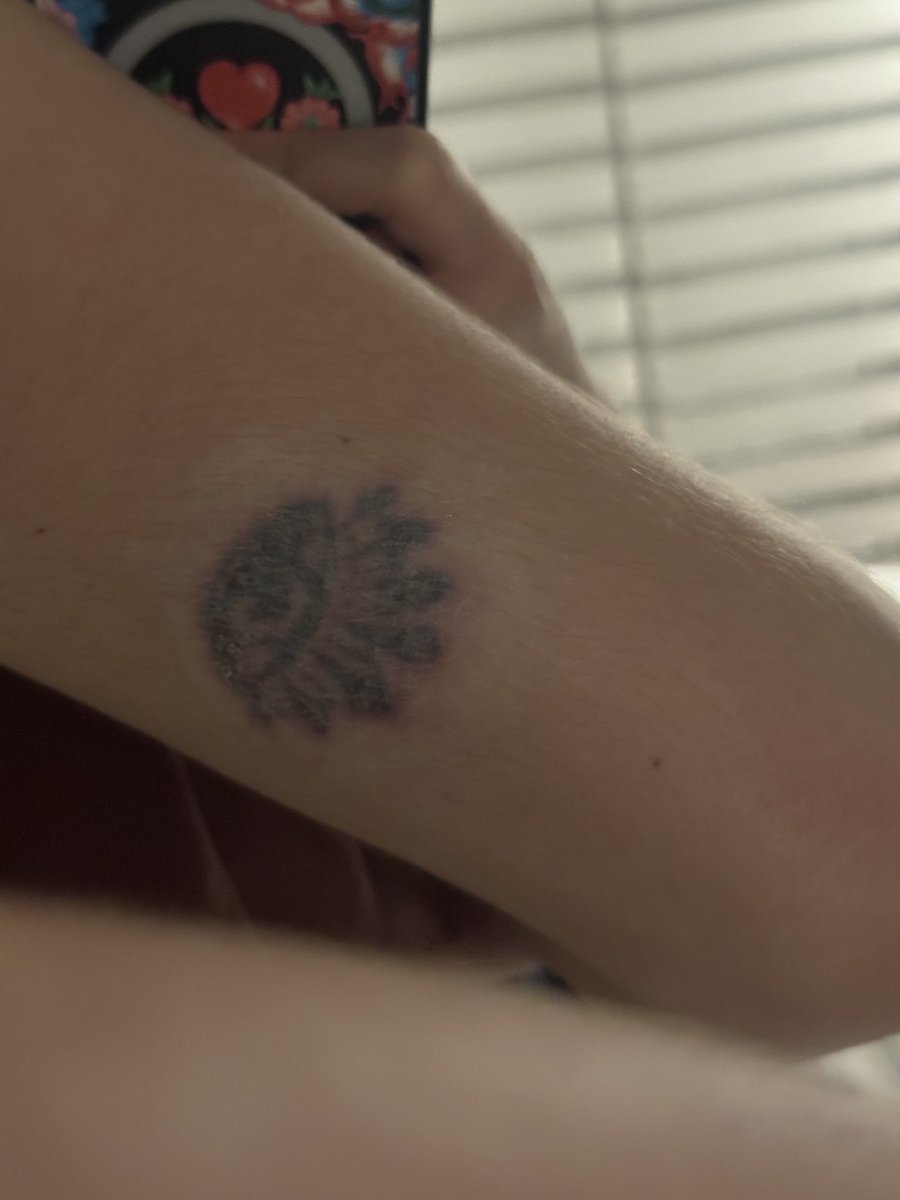 karitheove's tweet image. si tienen la oportunidad de borrarse un tatuaje DESAPROVÉCHENLA 😭