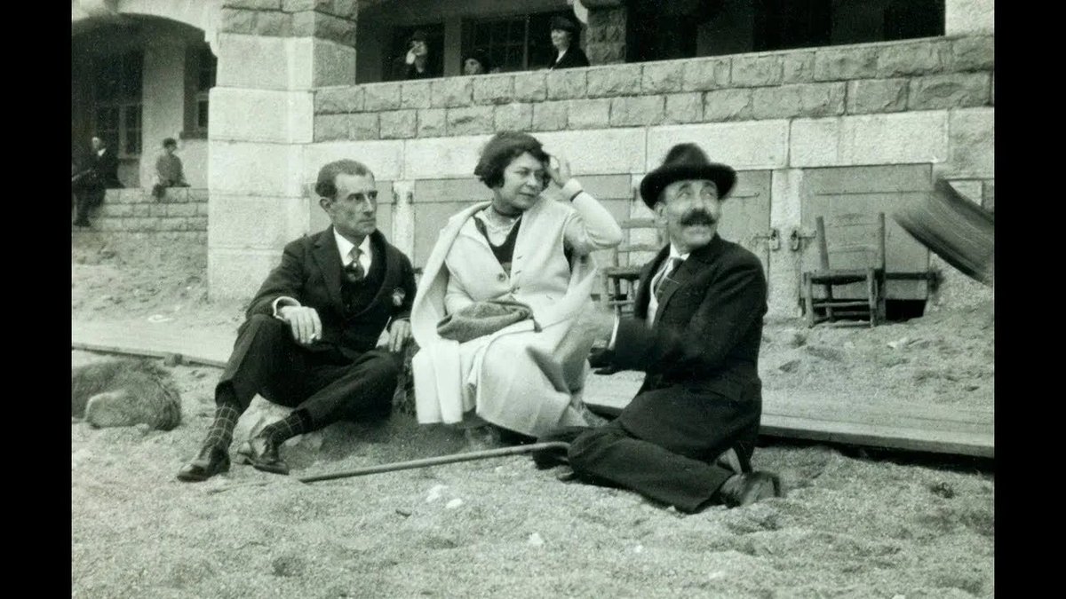 Barcelona, que feia anys que s'emmirallava amb París, no podia sentir-se més honorada de rebre'l. Ravel tenia 49 anys i era la primera vegada que trepitjava la terra del seu amic pianista Ricard Viñes, que havia conegut al Conservatori de París. (2/5)