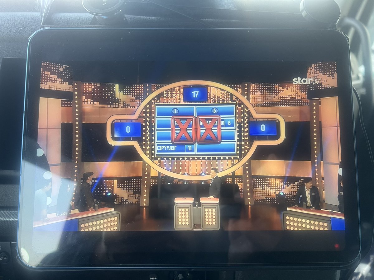 Энэ нэвтрүүлэгт орсон энэ хошинчид ёоёоёо олгой толгой цаашаа за ай кү нтр бол бүр лллл хөтлөгч бол үнэн наадаж байна даа эргүү толгойнуудаар