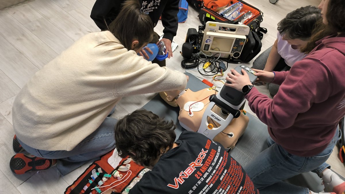 📍 Nuestro alumnado de Gipuzkoa en acción, practicando Soporte Vital Avanzado en parada cardiorrespiratoria para estar preparados ante cualquier emergencia. ¡Formación que salva vidas! ❤️🚑