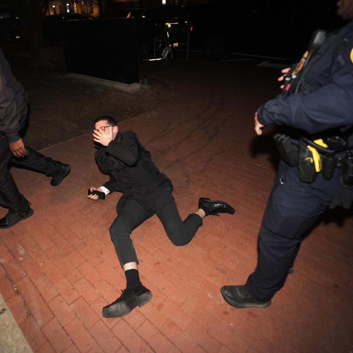 RaezerSharp's tweet image. Sabrina Carpenter shows off her new Juno position