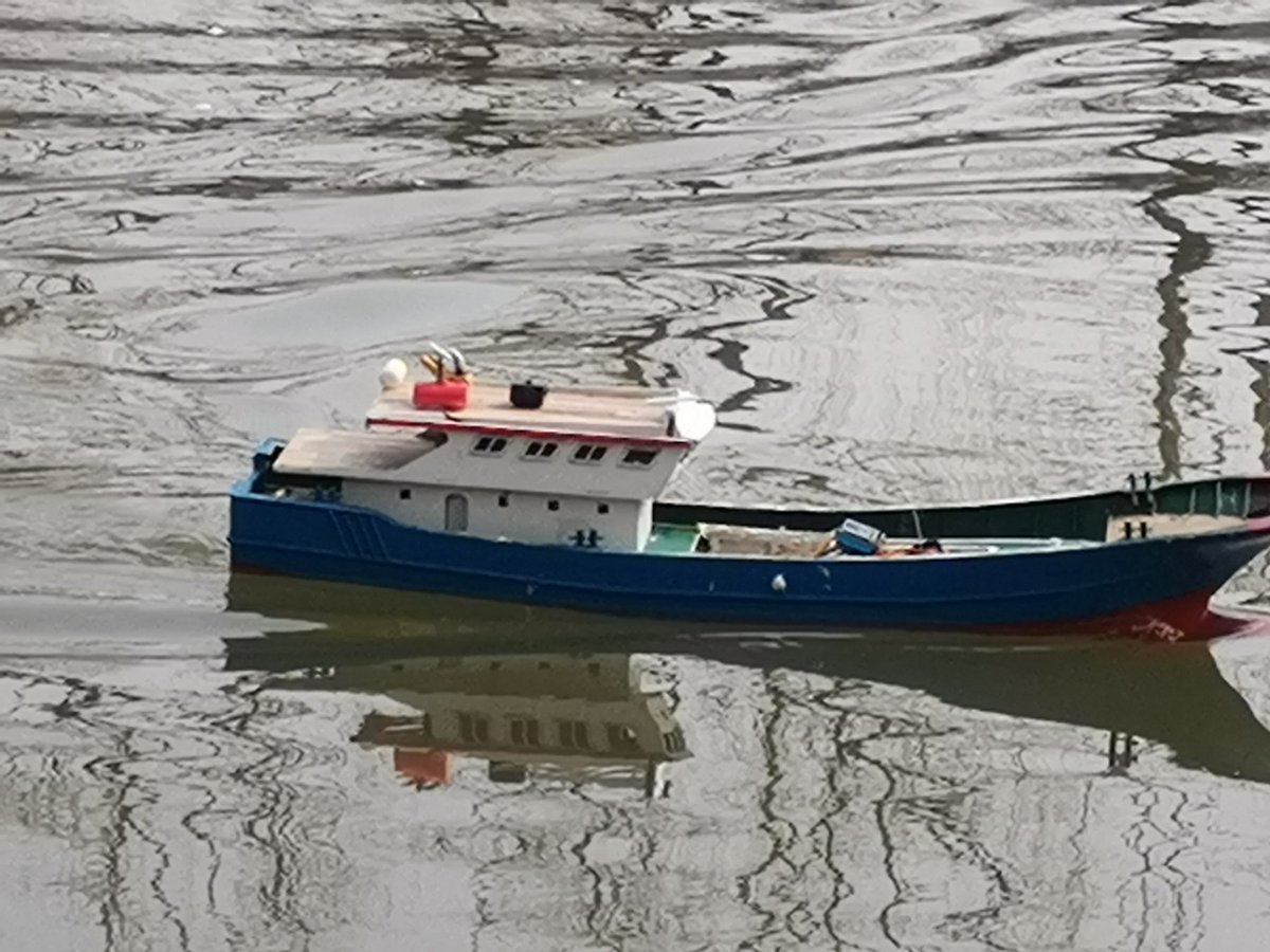 我曾以为理想是远走他乡，志在四方，后来发现理想是千里归家，把期待放在了一张饭桌上。我曾以为人生最大的成功是万众瞩目，光芒万丈，后来才发现人生最大的成功是身体健康，家庭美满。