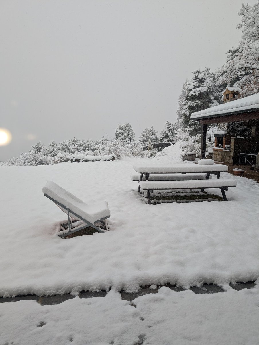 RusticVilella's tweet photo. Una mica de neu i nevant a Gisclareny 😍 
#Berguedà #Gisclareny #neu https://t.co/b9DlHvrO3M