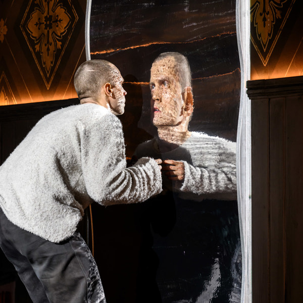 Tankar om gårdagskvällens premiär på Dramaten 
Teaterkritik: Hinkemann – slungar vilt mot samhällets orättvisor
kulturbloggen.com/?p=191789 #dramaten #ernsttoller #scenkonst #teaterkritik