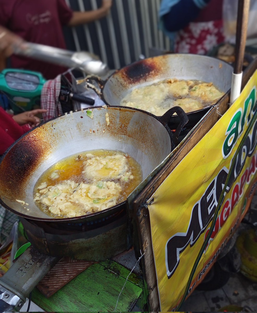 Di gerbang petang, senja bersulang hingga mendoan matang..🥲