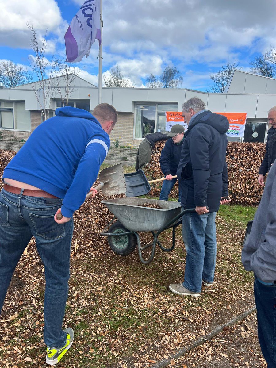 Ik heb veel waardering voor mensen die vrijwilligerswerk doen. Zij zijn op veel plekken onmisbaar. Vandaag heb ik voor <a href="/NLDOET/">NLdoet</a>, samen met collega’s, geholpen bij Middelséhiem in Leeuwarden. Het was heel gezellig en nuttig om samen met bewoners de tuin zomerklaar te maken.