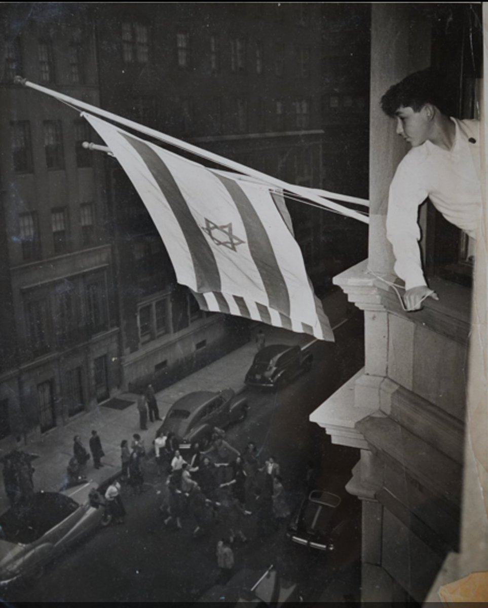 הילד בתמונה הוא חיים שרת. הבן של. השנה היא 1948 והוא מניף את דגל המדינה שרק נולדה מעל בניין הסוכנות בניו יורק. בחודש שעבר נפטר בגיל 92.